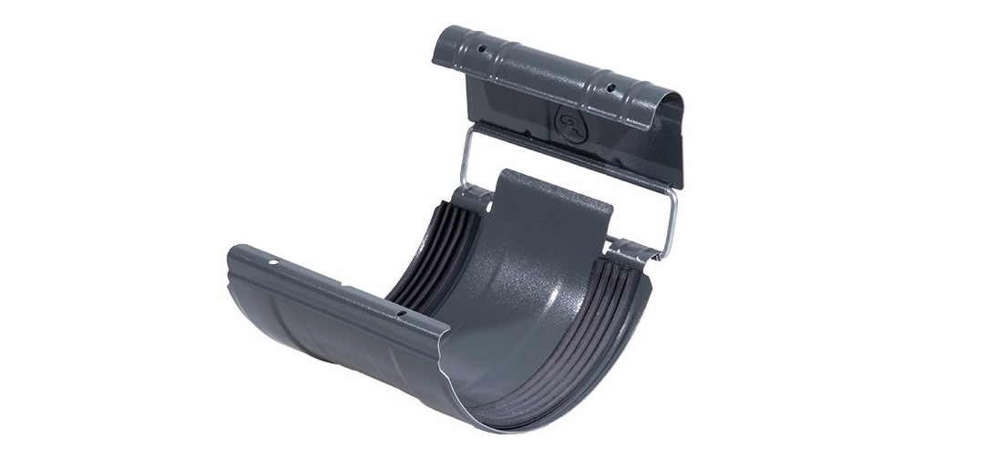 Gutter joint with rubber seal and clamp